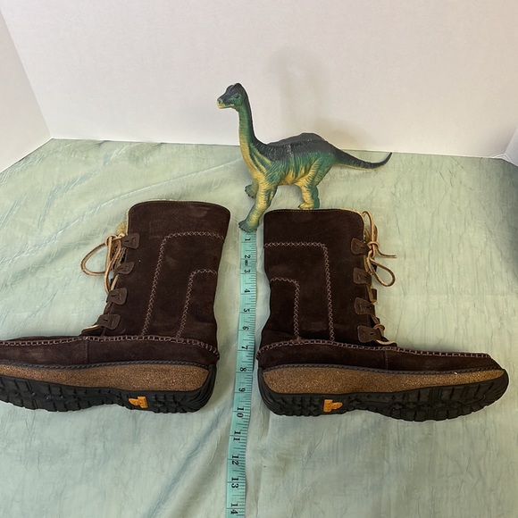 Timberland Women’s Tan Faux Sherpa and Brown Suede Mocc-Stitched Boots | 7 - Picture 8 of 8